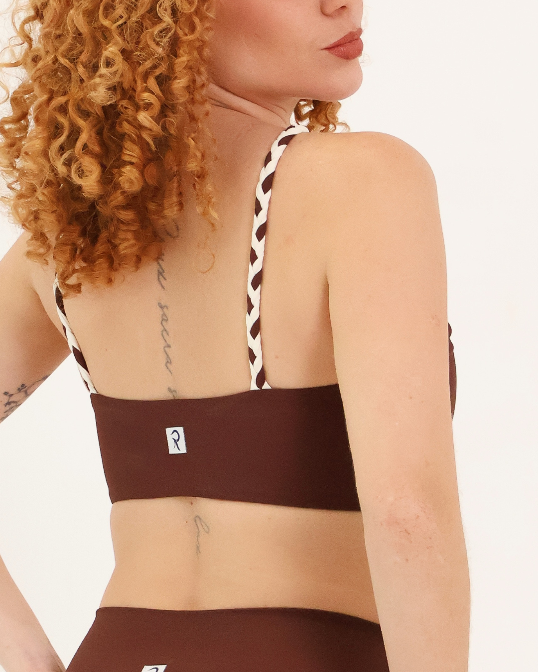 Top Vivs no lado off-white &mdash; vers&atilde;o lifestyle revers&iacute;vel